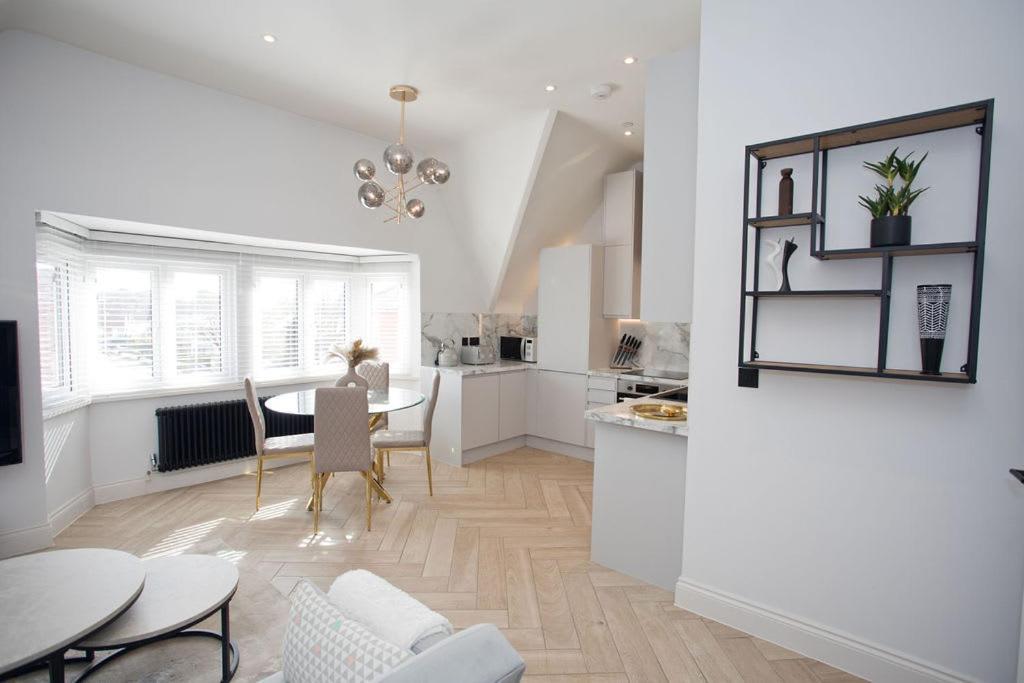 Ultra Stylish Apt Set In An Affluent Location Poole Kültér fotó