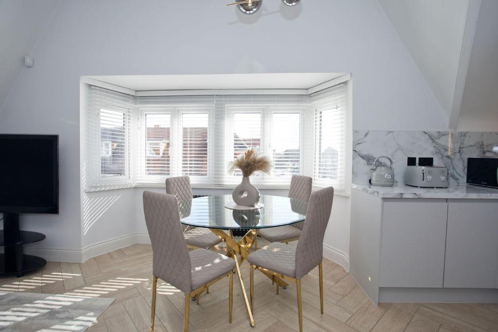 Ultra Stylish Apt Set In An Affluent Location Poole Kültér fotó