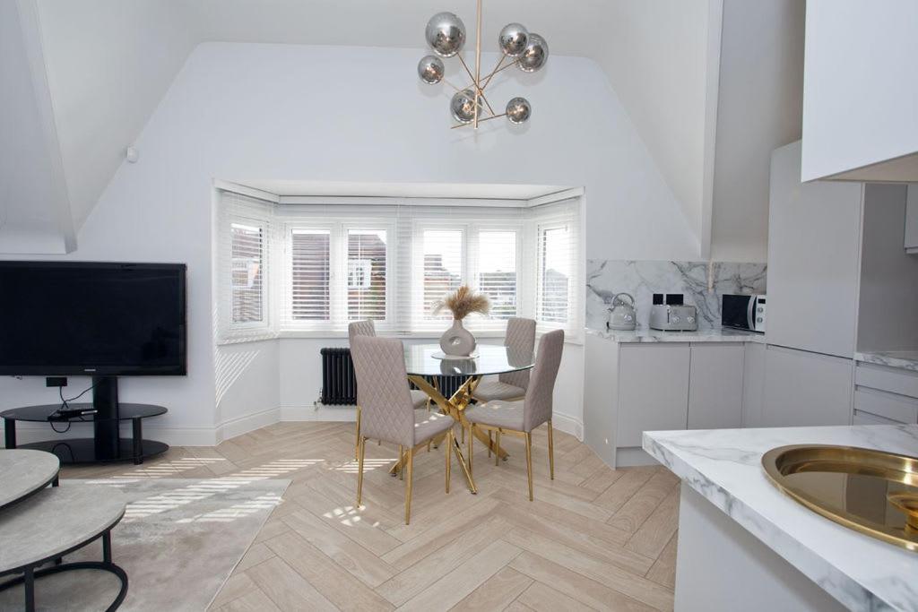 Ultra Stylish Apt Set In An Affluent Location Poole Kültér fotó